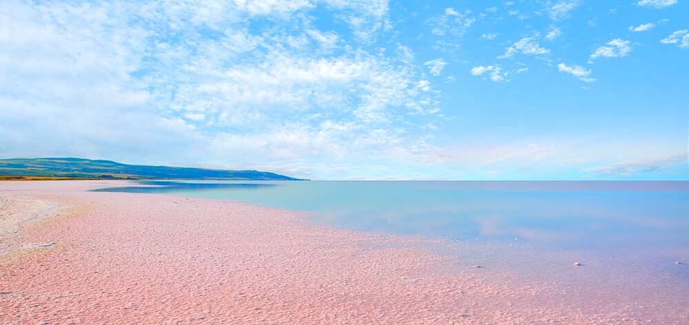 Lake sometimes gets pink colour
