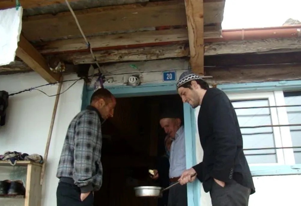 Suha Arın's 1986 documentary "When the Mists Are Driven Away", the first installment of "Old Houses, Old Masters", begins with the "fog-chasing" ritual — a very old tradition unique to the Eastern Black Sea region that is now on the verge of being forgotten.