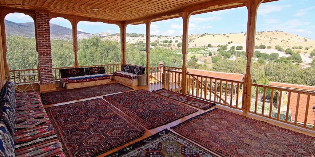 The balcony of a historical Ankara house is described by a beautiful word from our local architectural vocabulary: “Seyregâh.” In Ankara houses, this semi-open space located in a corner of the house, open on the sides but covered on top and supported by wooden columns, was called a “Seyregâh.”