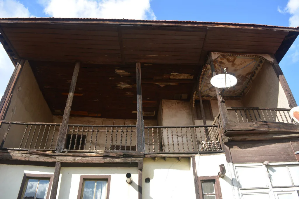 An Ankara house with a seyregâh, located in Sakarya Neighborhood, near Hamamönü in Ankara. What sets this seyregâh, with its roof covered and eaves wide enough to be supported by wooden columns, apart from other examples is that its ceiling features late-period hand-painted decorations instead of traditional wooden lathwork.