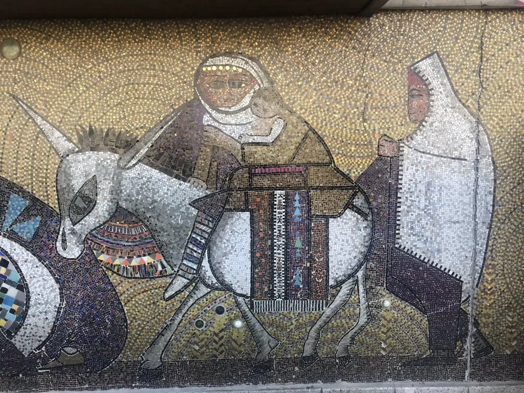 For the golden mosaic backgrounds and carmine red used in the panels by Eren Eyüboğlu and Bedri Rahmi Eyüboğlu at IMÇ and Karaköy, European stones left over from the 1958 Brussels World’s Fair and mosaics that Bedri Rahmi brought from Venice were used.