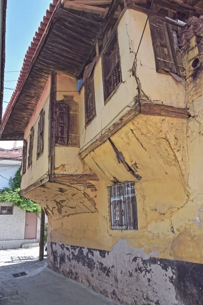 A yellow oxide house from Kula. Yellow oxide is one of the most commonly seen colors today in the remaining houses in our country and the Balkans.Iron oxide yellow paint is thinned with pine turpentine or non-synthetic petroleum. About 20-25-30% of linseed oil is added.