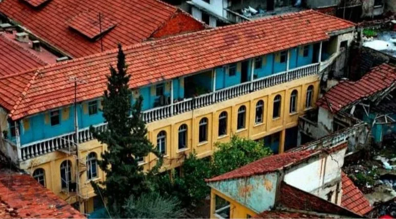 The Manisa Akhisar Hotel is the only remaining classic example of a Kurtijo in İzmir.