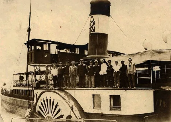 The first steamships were: 1-Rumeli, 2-Tarabya, 3-Göksu, 4-Beylerbeyi, 5-Tophane, and 6-Beşiktaş. They were known sometimes by their names, sometimes by their numbers.